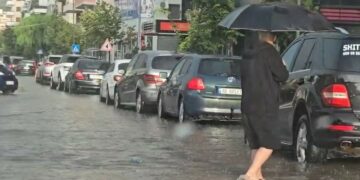 Reshje të dendura shiu në Vlorë, përmbyten disa rrugë