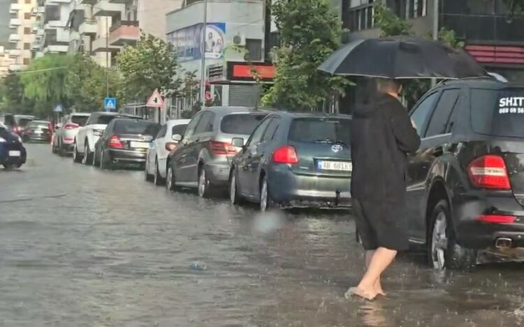 Reshje të dendura shiu në Vlorë, përmbyten disa rrugë