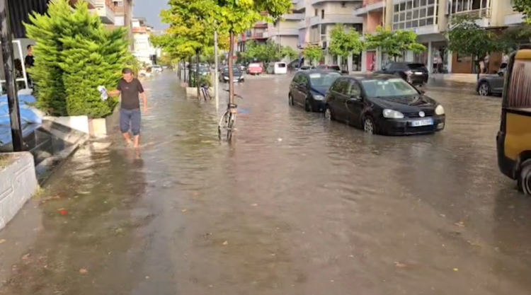 Përmbytje, trafik dhe kaos… Pasojat e pak minutave shi në Vlorë
