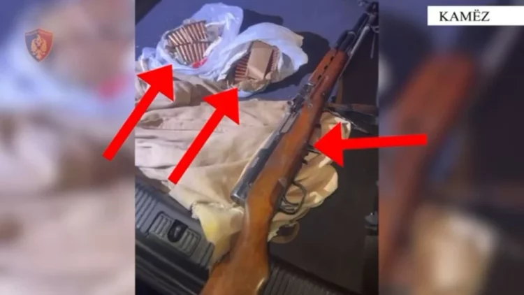 Mbante në banesë armë zjarri, pushkë dhe kapuç për maskim, arrestohet 21-vjeçari