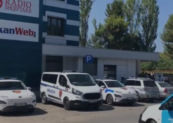 Policia në godinën e News24, asociacionet e gazetarëve: Të mos bllokohet puna e tyre