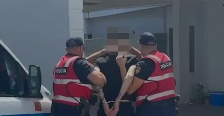 Trafik armësh me autobus drejt Italisë, arrestohen tre persona