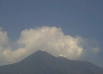 Rrjedhje lave në 3 mijë metra lartësi nga Etna, alarm portokalli për fluturimet