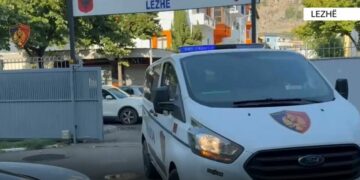 Lezhë/Goditën me sende të forta një person, arrestohet 67-vjeçari, procedohet i biri
