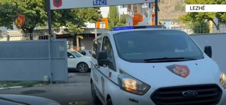Lezhë/Goditën me sende të forta një person, arrestohet 67-vjeçari, procedohet i biri