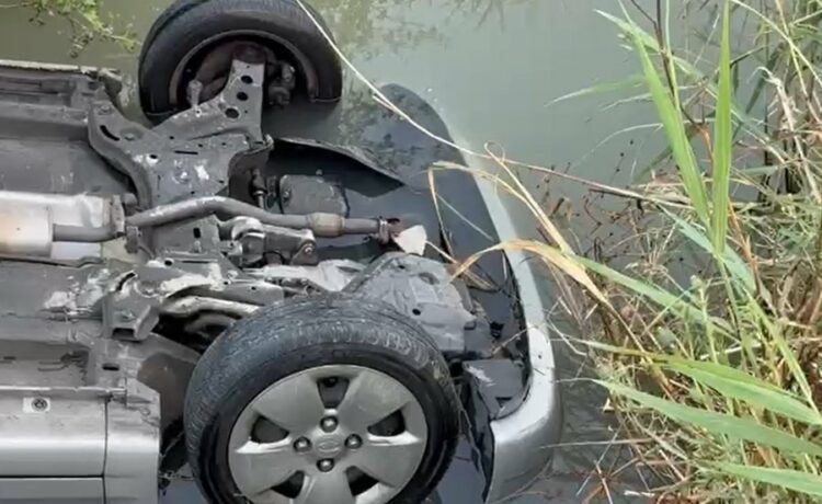 Aksident në aksin Levan-Mifol, makina përmbyset në kanal