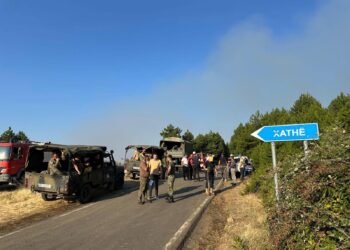 Situata me zjarret në vend/Kërkohet ndërhyrje me helikopter në fshatin Xath