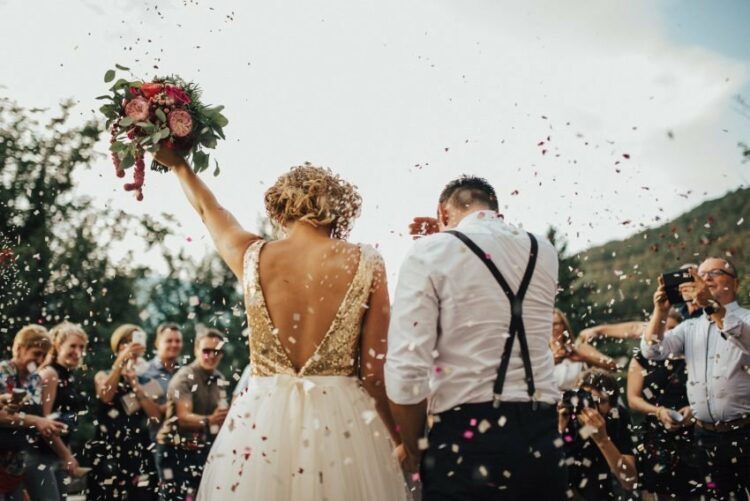 Shqiptarët nuk po martohen më, celebrimet bien në minimumin historik