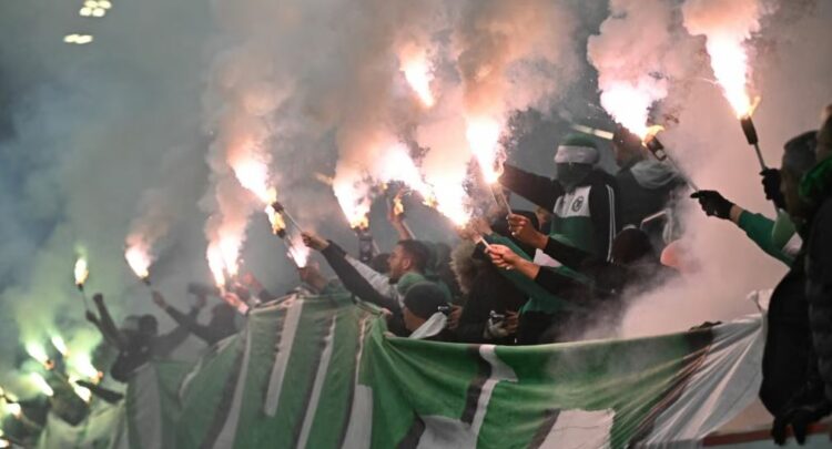 Tifozët izraelitë të futbollit shkaktojnë zemërim në Poloni me pankartën “vrasës”