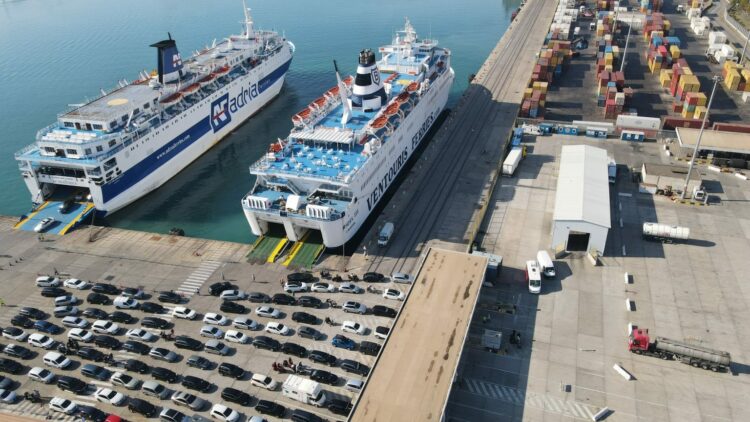 Fluks i lartë në Portin e Durrësit, mbi 117 mijë udhëtarë në 15 ditë