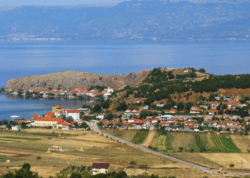 Vendbanimi palafit më i vjetër në Evropë, shtohen turistët në fshatin e Linit