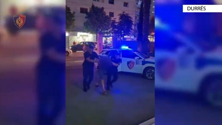 I morën paratë dhe celularin me dhunë një 44-vjeçari,në pranga një shtetas në Durrës