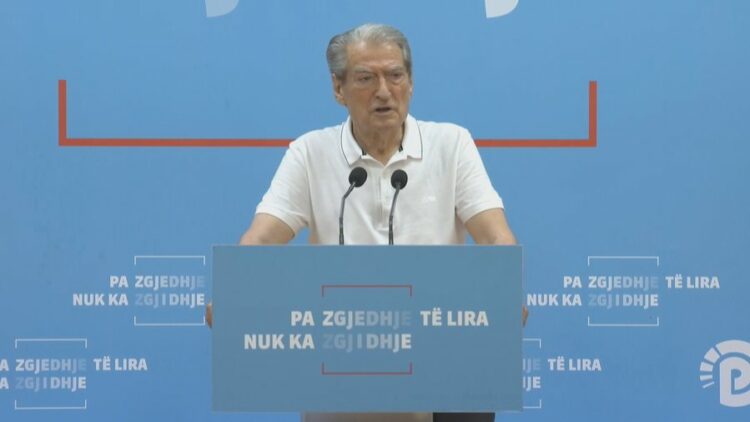 Zjarret në vend/ Berisha: Zjarrfikësit numëroheshin me gishtërinjtë e duarve