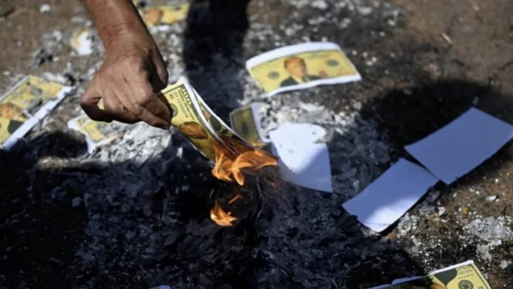 Brazilianët protestë kundër tarifave të Trump, djegin dollarët e falsifikuar