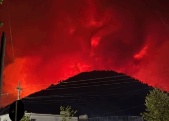 Zjarri/ Delvina në orë ankthi, evakuohen qytetarët