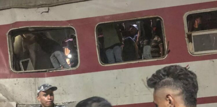 Treni me pasagjerë del nga shinat në Egjipt, viktima e të plagosur