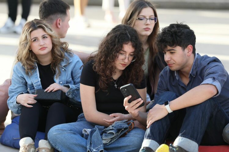 Maturantët, sot mbyllet raundi i I i aplikimeve për në universitete. Fazat e tjera..