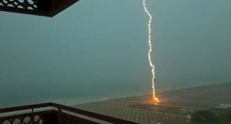 Pamje të frikshme nga Italia, rrufeja godet në mes të plazhit