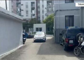 Tiranë/ Me automatik e municione në makinë, policia arreston një 38-vjeçar