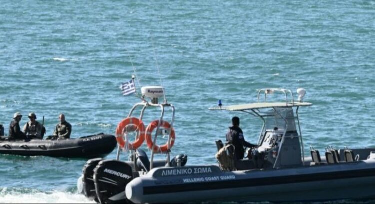 Greqi/ I burgosuri turk hidhet në det nga trageti gjatë shoqërimit nga policia