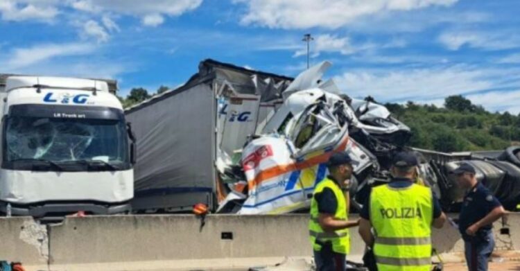 Kamioni përplas ambulancën në Itali, tre viktima e disa të plagosur