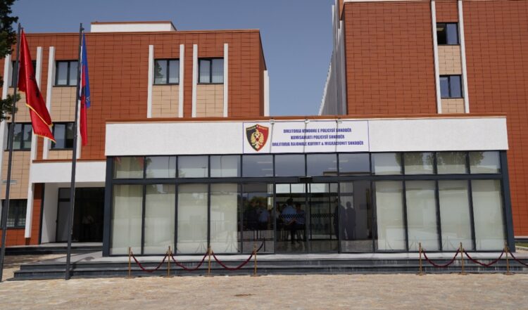 Përplasen dy automjete në Shkodër, plagoset një person