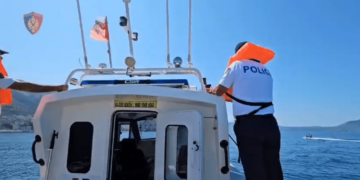 Bllokohen 34 mjete lundruese, shpëtohen 19 persona që u rrezikohej jeta në det