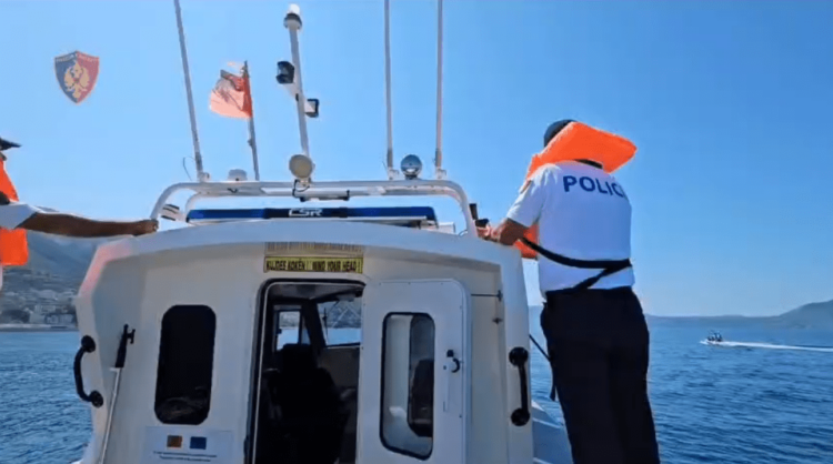 Bllokohen 34 mjete lundruese, shpëtohen 19 persona që u rrezikohej jeta në det