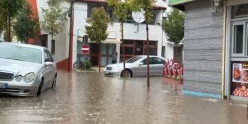 Moti i keq në vend, shirat e dendur përmbysin qytetin e Lezhës