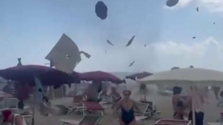 VIDEO/ Tornado e papritur në një plazh të Italisë