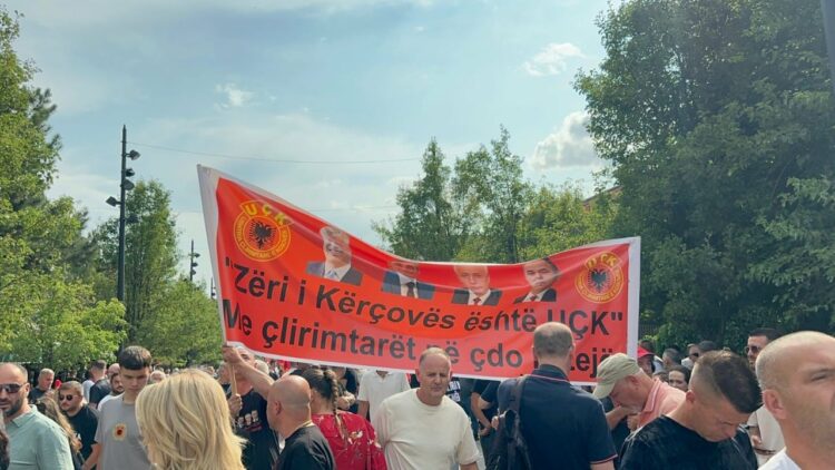 “Në mbrojtje të UÇK”, mblidhen protestuesit kundër Gjykatës Speciale në Prishtinë