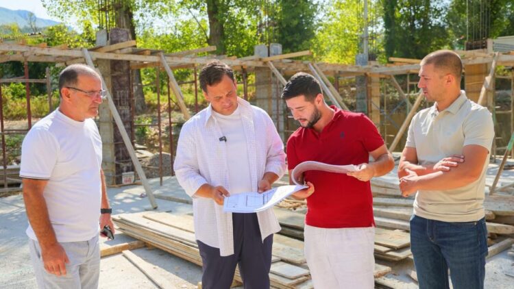 Nënkryetari i bashkisë Tiranë,Sulaj inspekton ndërtimin e shkollës së re në Bërzhitë
