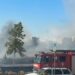 Tiranë/ Zjarr afër një karburanti në Yzberisht, tymi mbulon zonën