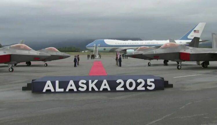 Mbërrin në Alaska presidenti amerikan, Donald Trump