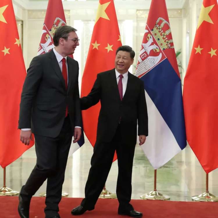 Vuçiç së bashku me liderë të sanksionuar nga Perëndimi në paradën ushtarake në Kinë