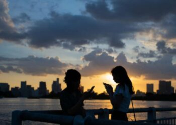 Qyteti që do të kufizojë përdorimin e telefonave në vetëm dy orë në ditë