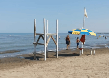 Ishte duke notuar në det, ndërron jetë pushuesi në Divjakë. Dyshimet paraprake