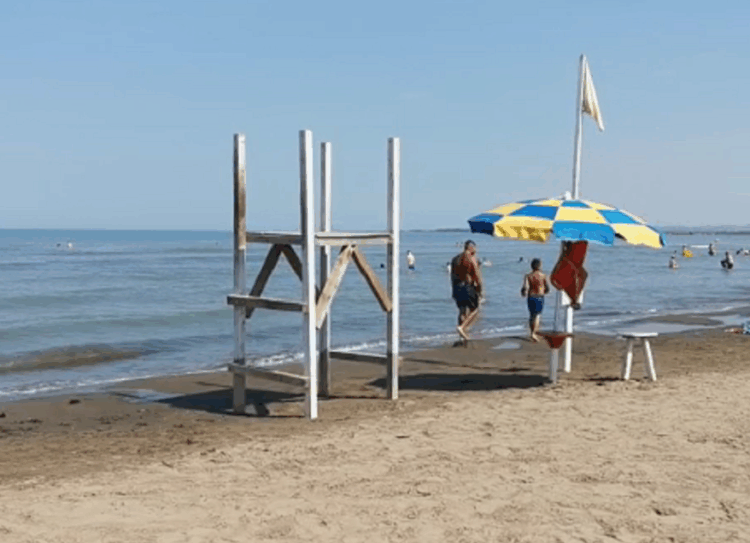 Ishte duke notuar në det, ndërron jetë pushuesi në Divjakë. Dyshimet paraprake