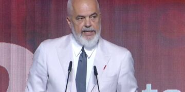 Rama nderon forcat e angazhuara në operacionet e shpëtimit ndaj zjarreve