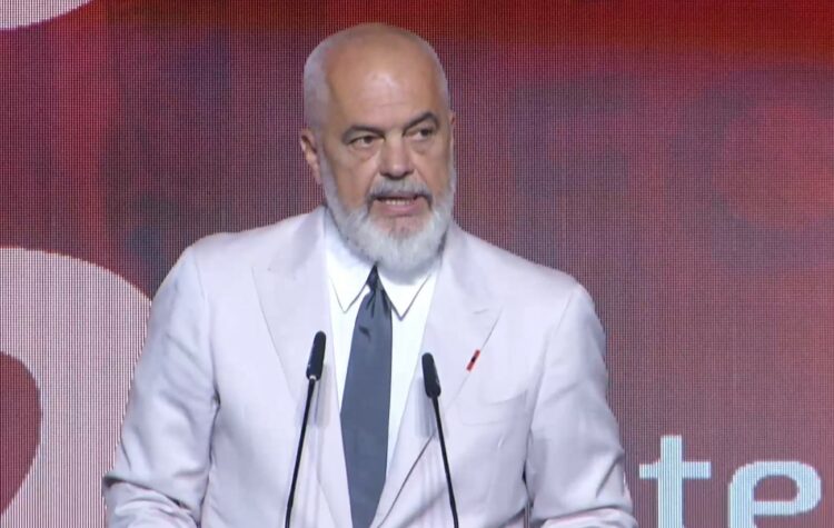 Rama nderon forcat e angazhuara në operacionet e shpëtimit ndaj zjarreve