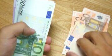 Paraja jashtë bankave në rekord historik