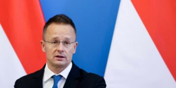 Hungaria dhe Ukraina përplasen për furnizimet me naftë