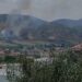 Vatër zjarri në Peqin, era e fortë dhe temperaturat e larta ndihmojnë përhapjen