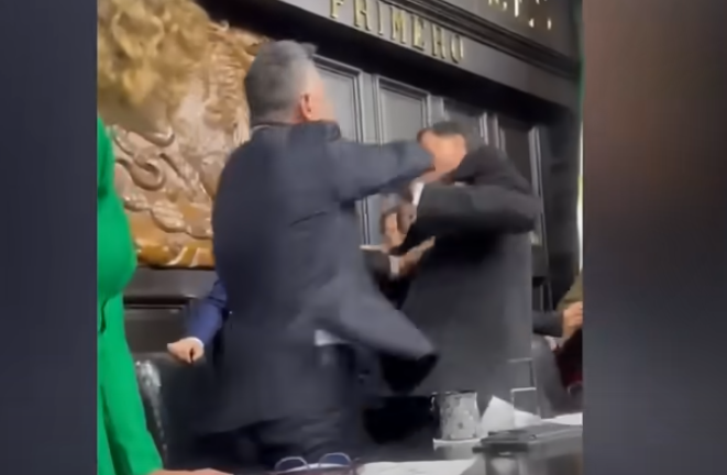 video-parlamenti-i-meksikes-kthehet-ne-arene-boksi-senatori-godet-kreun-e-senatit