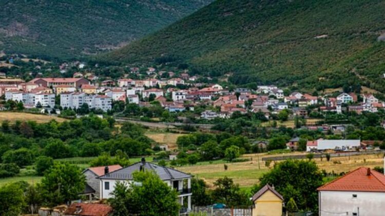 Daily Mail/ Burrat në Angli, në Has mbeten vetëm gratë! Efekti negativ i emigrimit