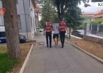 Furnizoi makinën me karburant duke paguar me kartëmonedhë false, pranga 25-vjeçarit