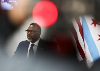 Kryebashkiaku i Çikagos nënshkruan një urdhër për t’i rezistuar planeve të Trump…