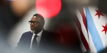 Kryebashkiaku i Çikagos nënshkruan një urdhër për t’i rezistuar planeve të Trump…