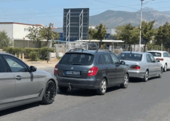 Trafik i rënduar në Lezhë/Radhë makinash në rrugët që të çojnë drejt plazheve