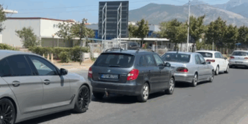 Trafik i rënduar në Lezhë/Radhë makinash në rrugët që të çojnë drejt plazheve